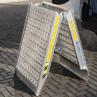 Hliníková nakládací rampa, skládací hliníkový nájezd, 1 kus, délka 2,2 m, šířka rampy 600 mm, výška profilu nájezdu 95 mm, nájezdová výška 550 mm, s bočními rantly, nosnost 500 kg pro paletový vozík, LOTUS