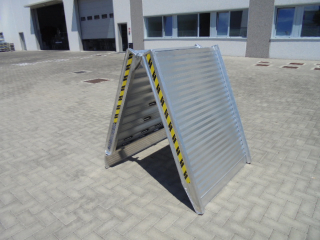 Hliníková nakládací rampa, skládací hliníkový nájezd, 1 kus, délka 3 m, šířka rampy 1000 mm, výška profilu nájezdu 108 mm, nosnost 700 kg pro paletový vozík, LOTUS