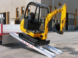 Hliníkové nájezdy, 1 pár, délka 1,5 m, výška profilu 65 mm, nosnost 3.200 kg