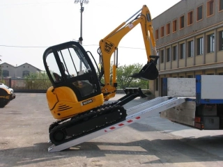 Hliníkové nájezdy, 1 pár, délka 2 m, výška profilu 75 mm, nosnost 4.450 kg