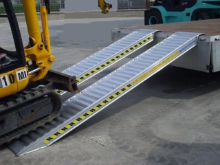 Hliníkové nájezdy, 1 pár, široký profil, délka 3,5 m, výška profilu 68 mm, nosnost 1.300 kg, LOTUS