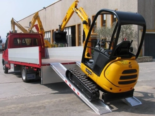 Hliníkové nájezdy, 1 pár, délka 2,5 m, výška profilu 65 mm, nosnost 2.600 kg